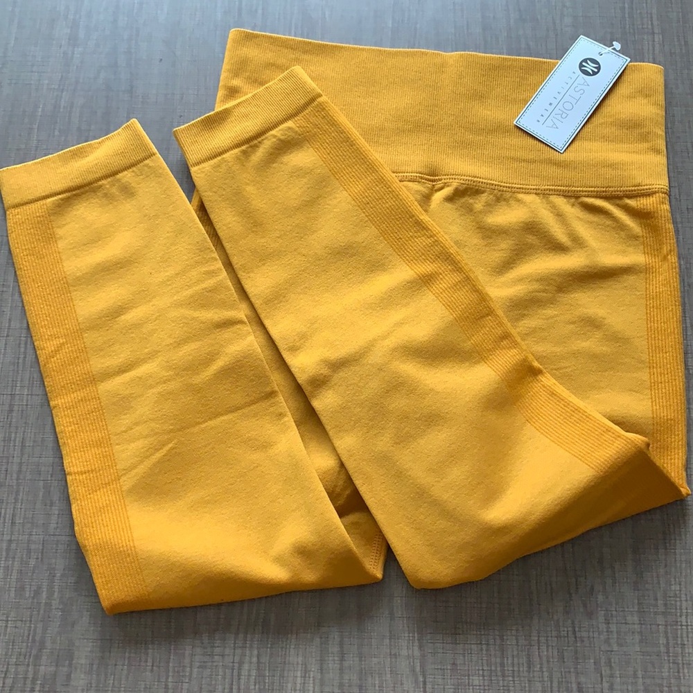 Astoria Seamless 3/4 Legging- Sunshine Yellow